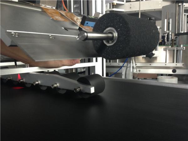 Mesin Pelabelan Pelekat Automatik Skrin Sentuh PLC Masker Comestic / Topeng Karton