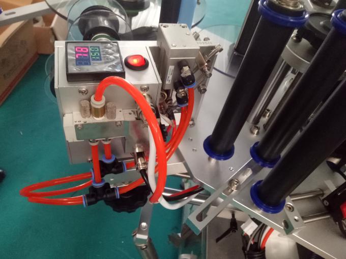 Mesin Pelabelan Pelekat Sisi Tiga Atau Dua Yang Disesuaikan Dengan Mesin Pengekodan