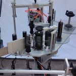 Mesin Pelabelan Botol Bulat Pelekat Vertikal Bahagian Atas / Bawah Dengan Automatik