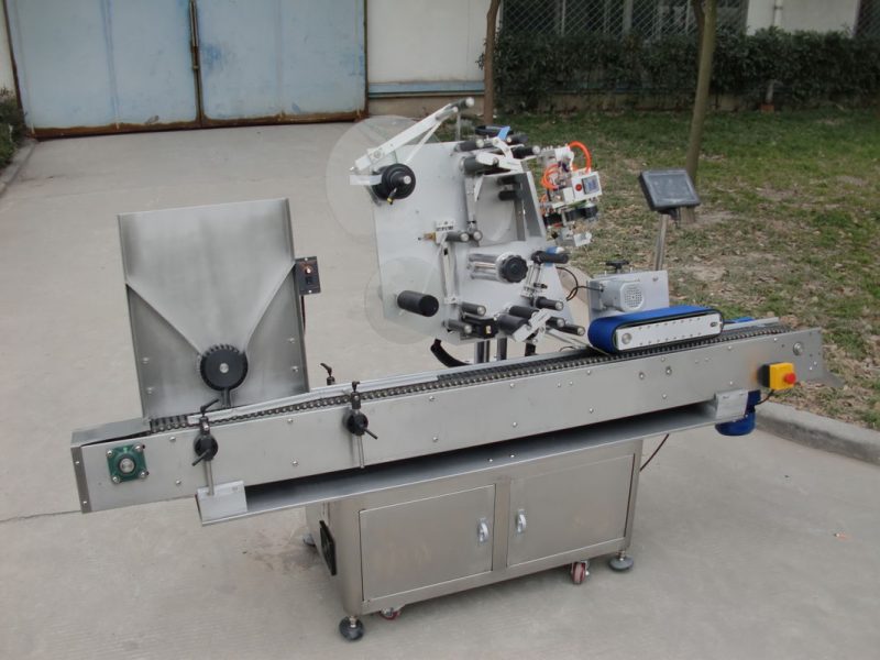 Mesin pelekat botol jenama China Conveyor motor HY, mesin pelekat label bateri ke-7 untuk pembekal elektronik